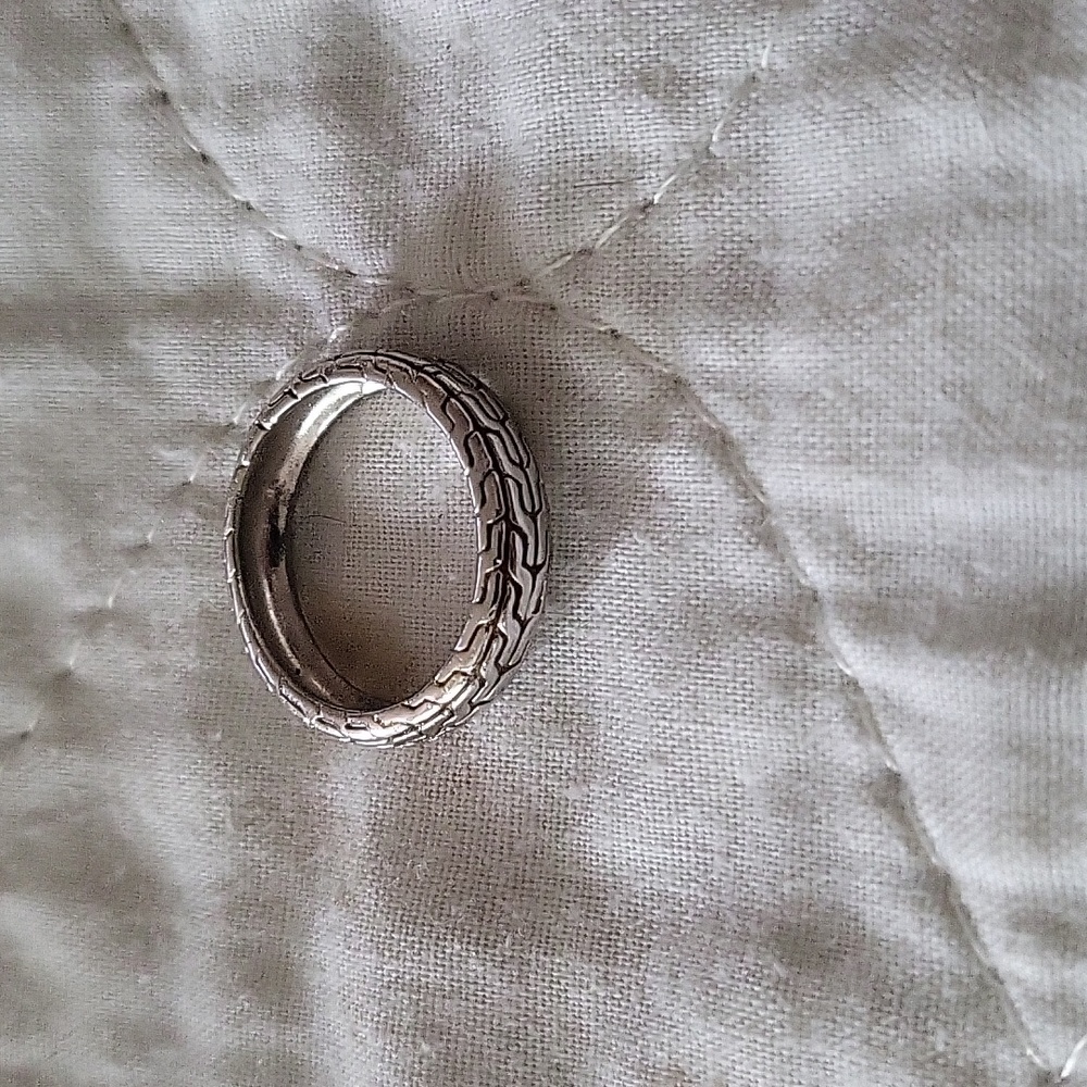 Silver ring - does not state SS